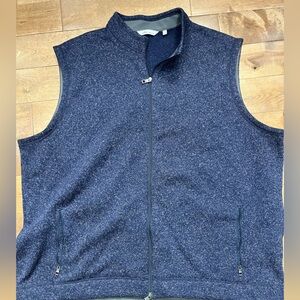 Peter Millar All Day Micro-Fleece Vest in navy blue. 
Men’s 4X
